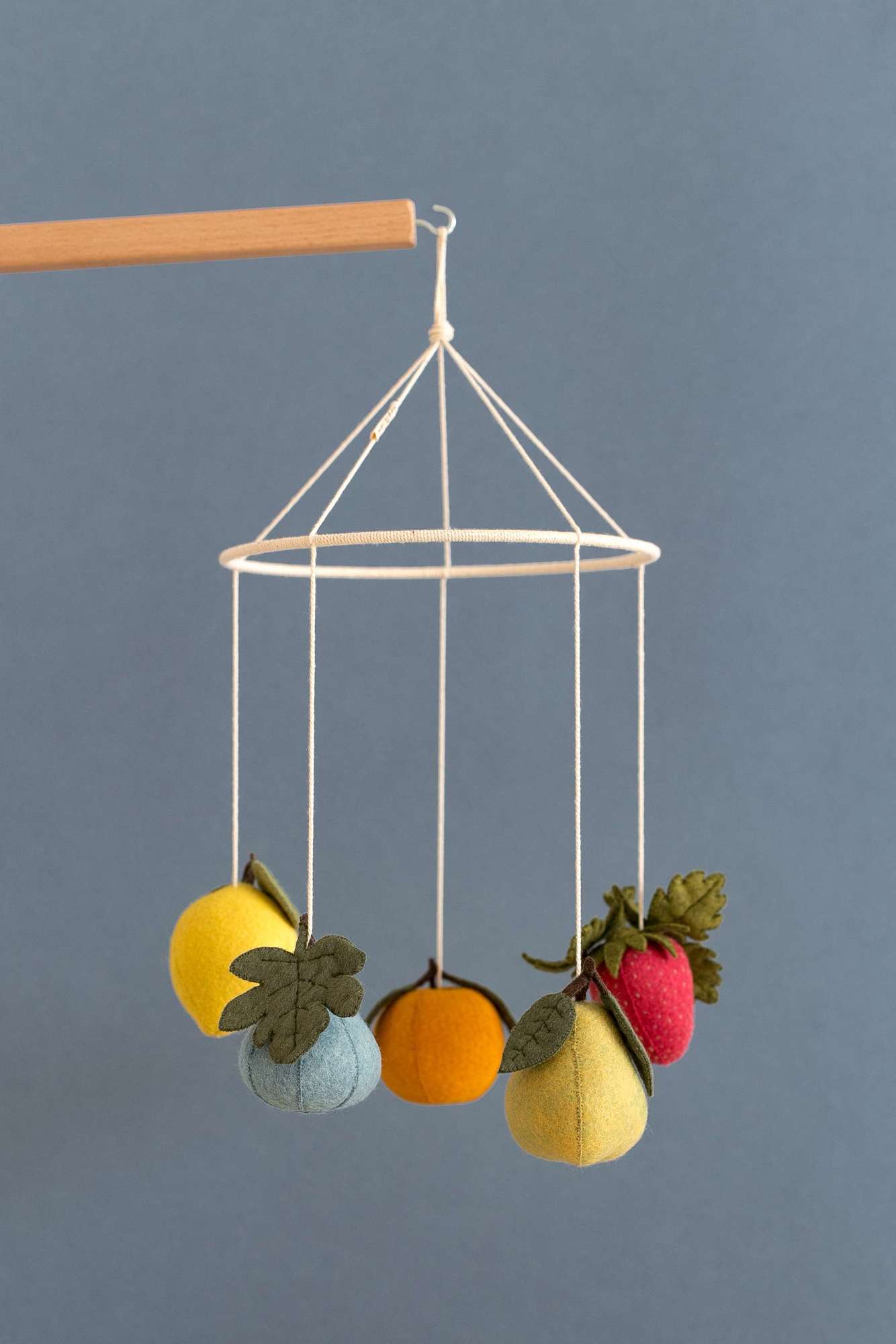 Мобиль с фруктами из фетра