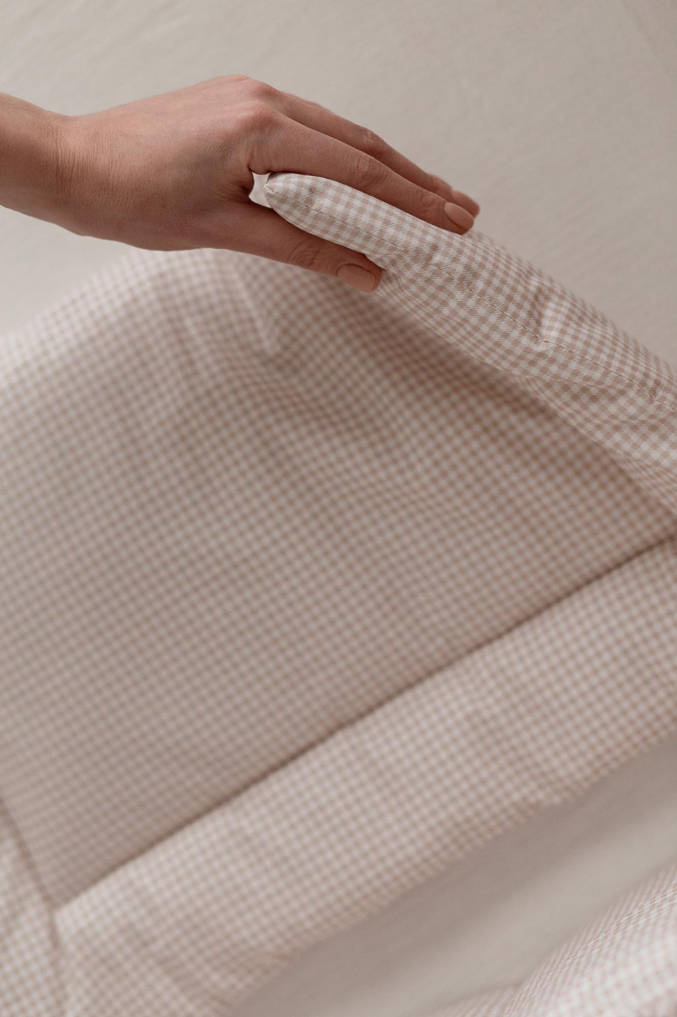 Подушка из хлопка в бежевую клеточку