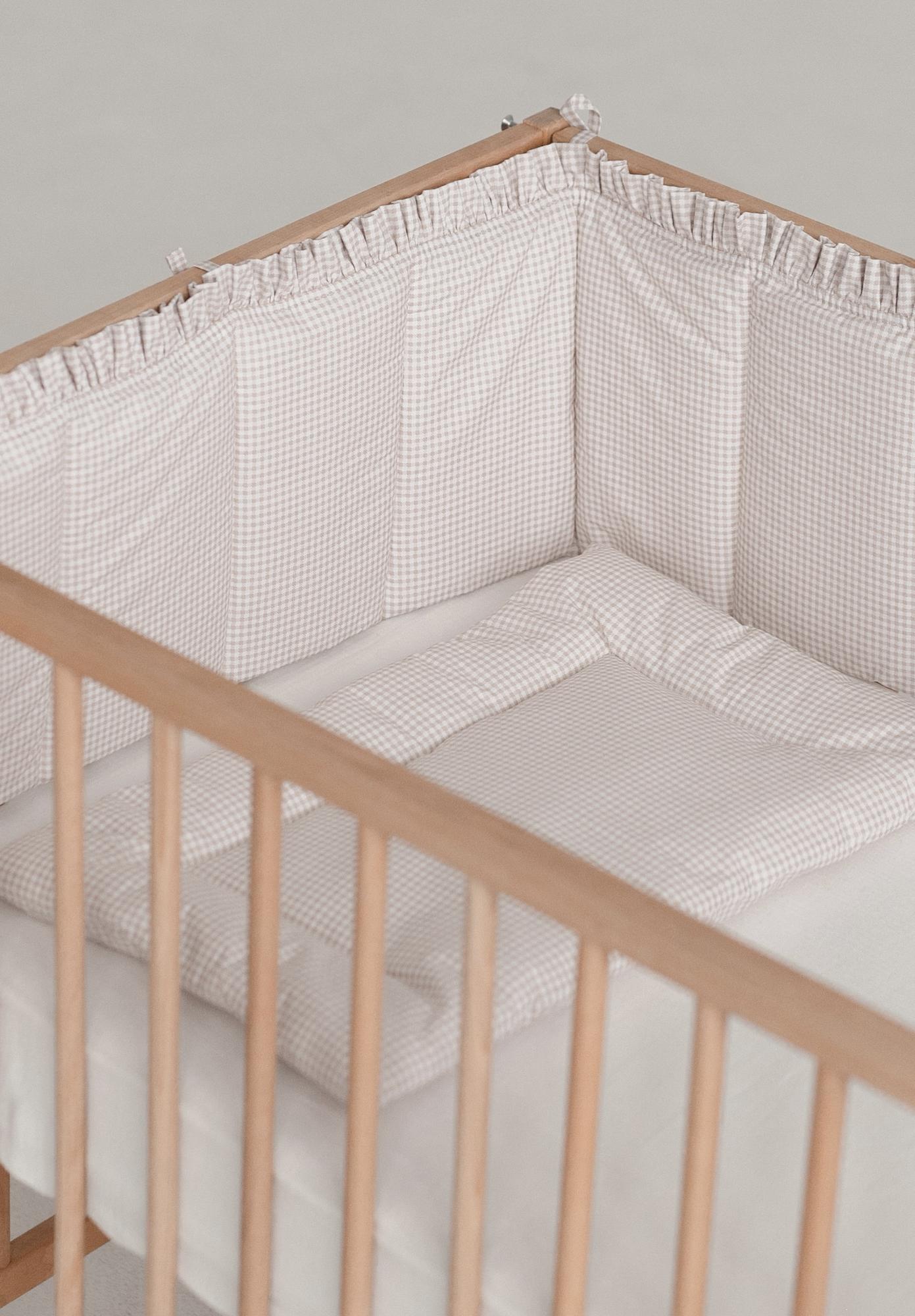 Подушка из хлопка в бежевую клеточку