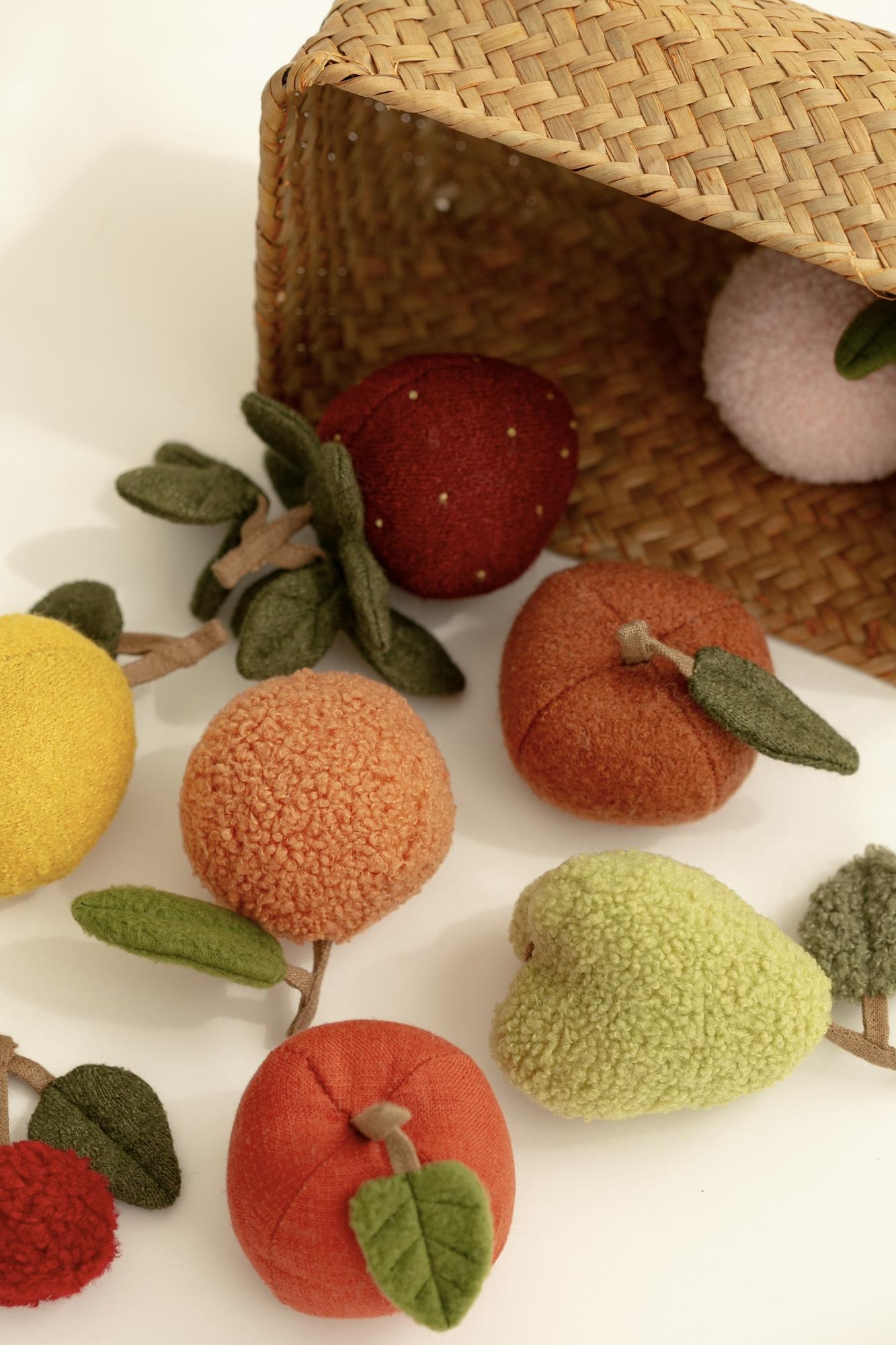 Лукошко с фруктами и ягодами