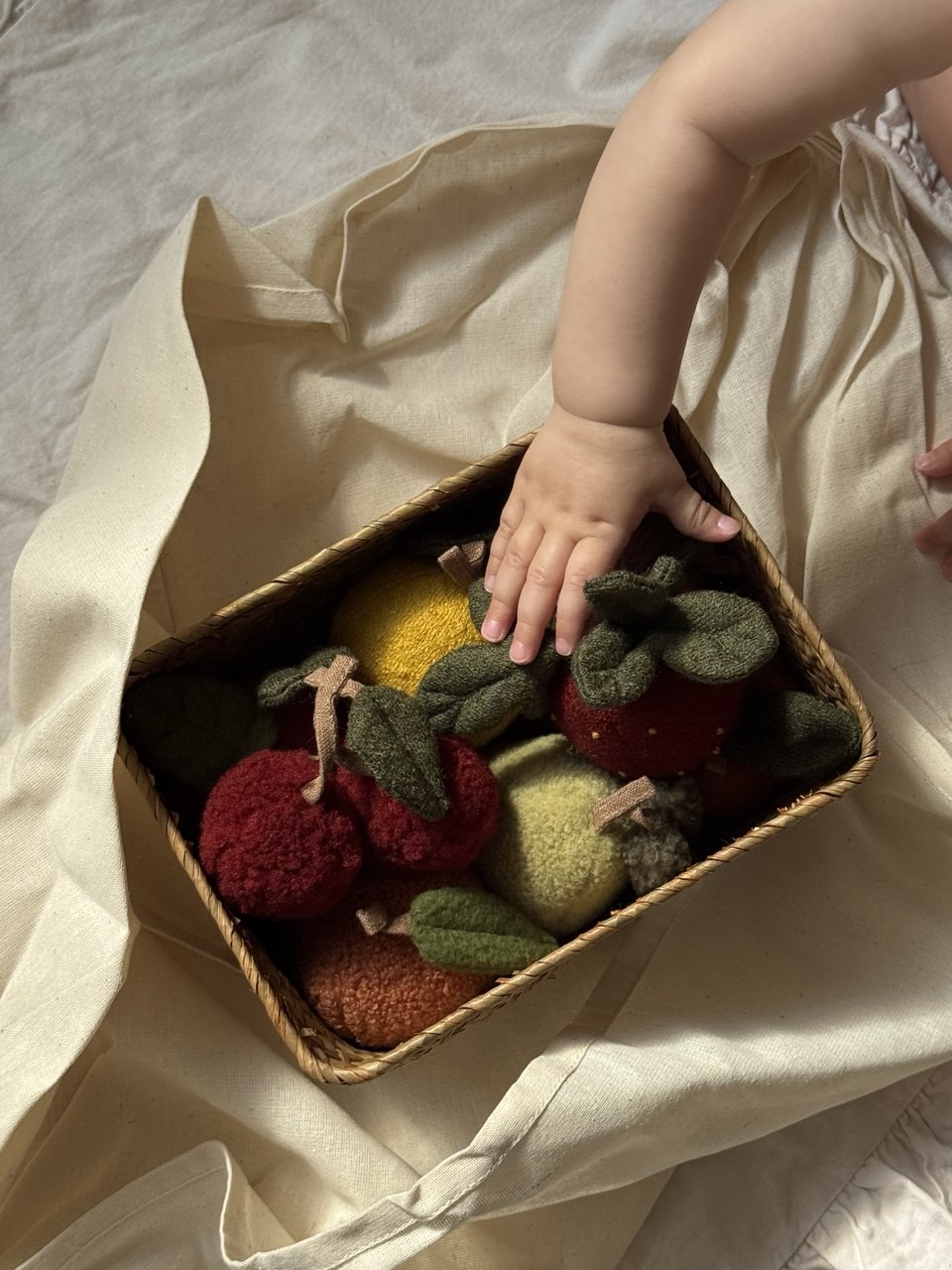 Лукошко с фруктами и ягодами