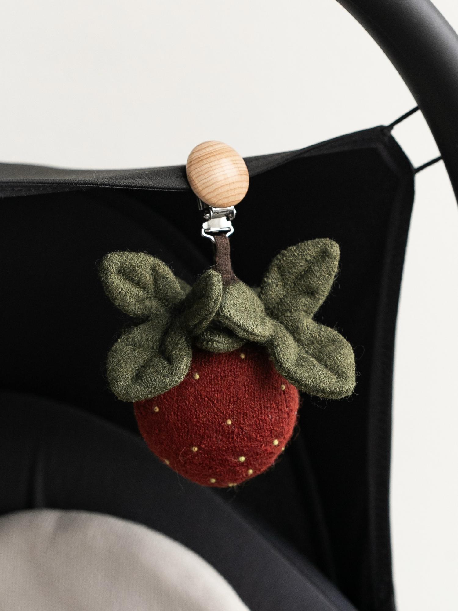 Погремушка "Клубника'' на коляску