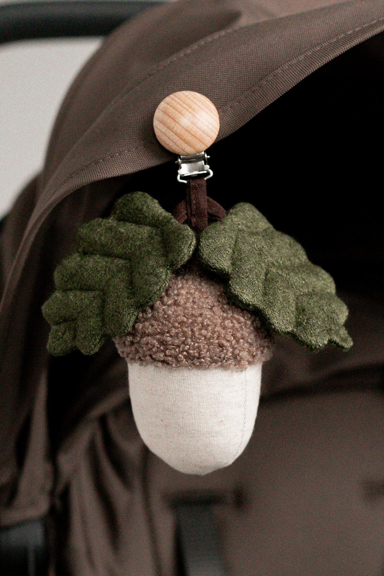 Погремушка "Жёлудь'' на коляску