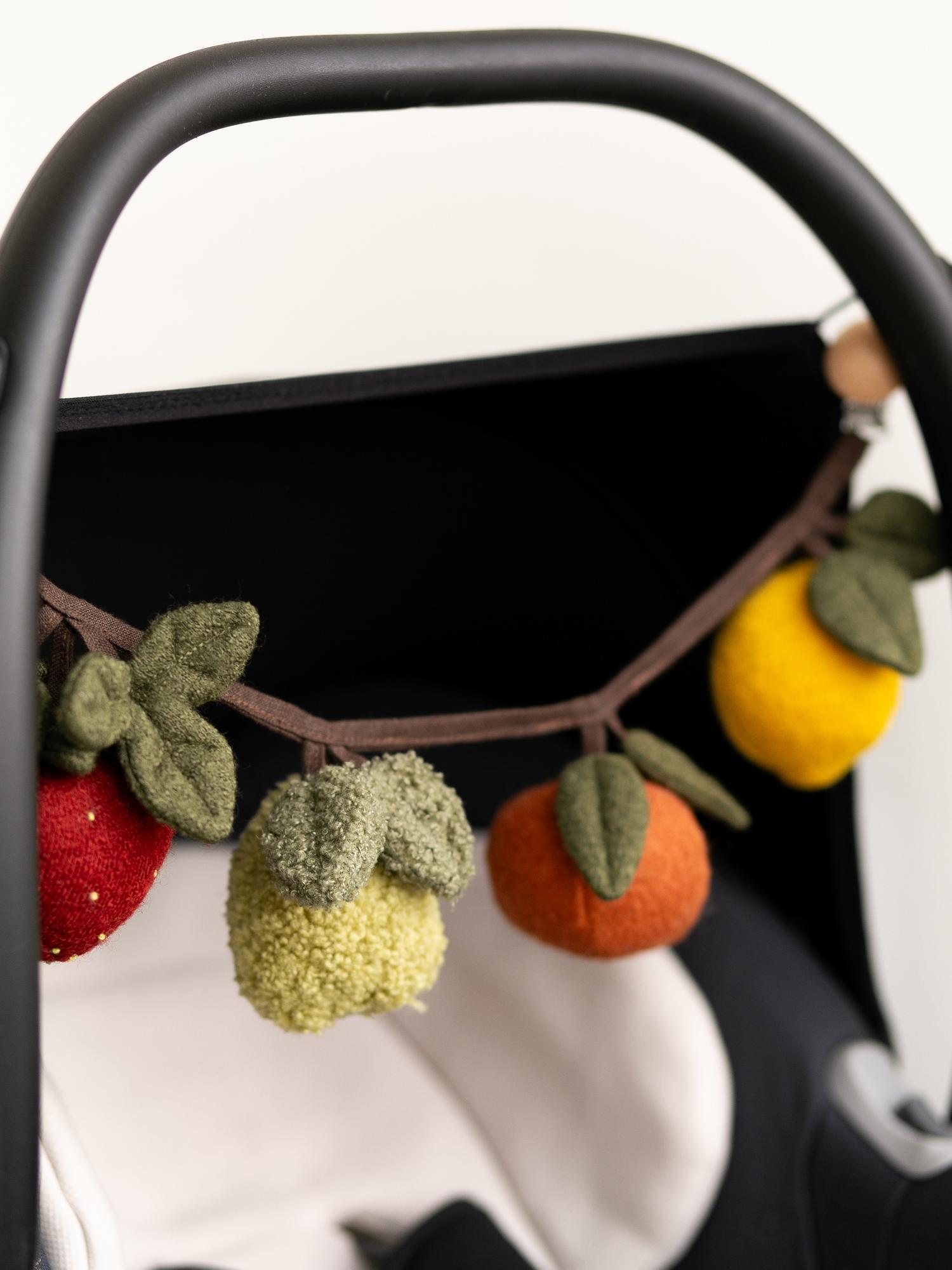 растяжка на коляску с фруктами