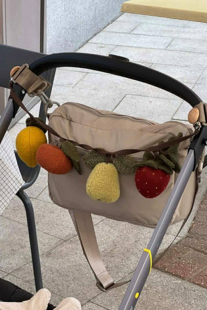 растяжка на коляску с фруктами