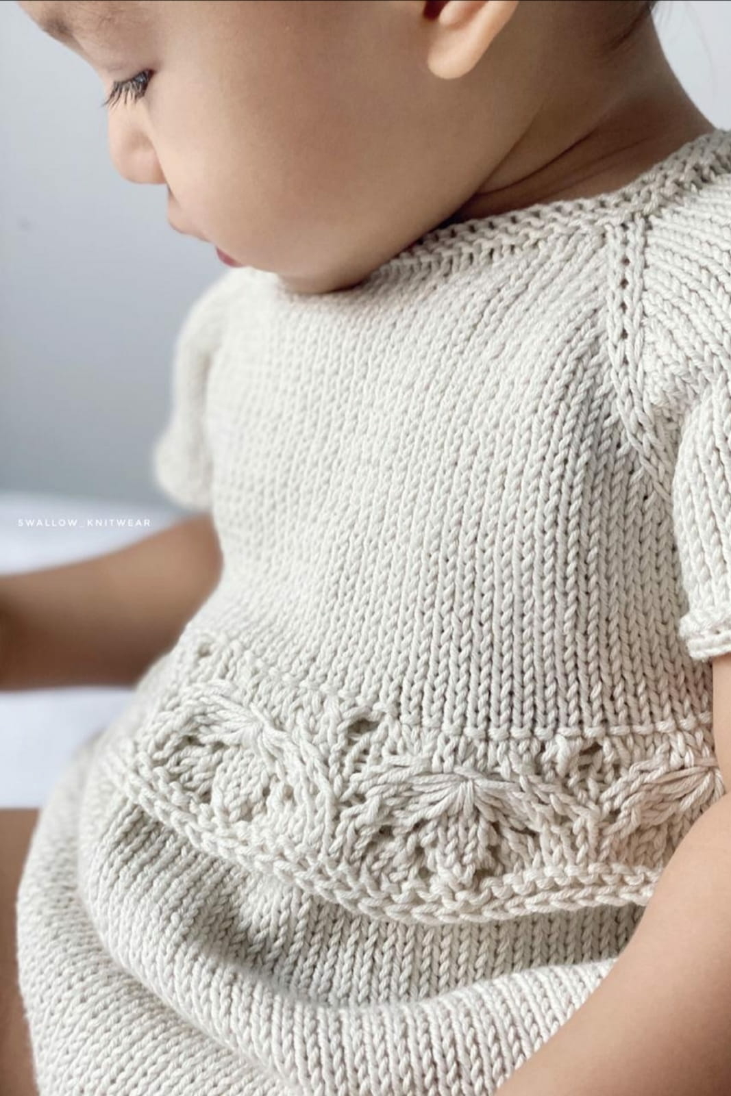 Ажурный узор «Клевер» на волане — крупный план (мериносовая пряжа)