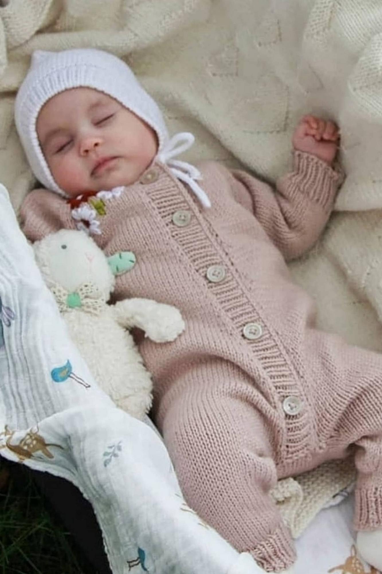 Готовый комбинезон для ребёнка 3-6 месяцев из мериносовой пряжи розового цвета