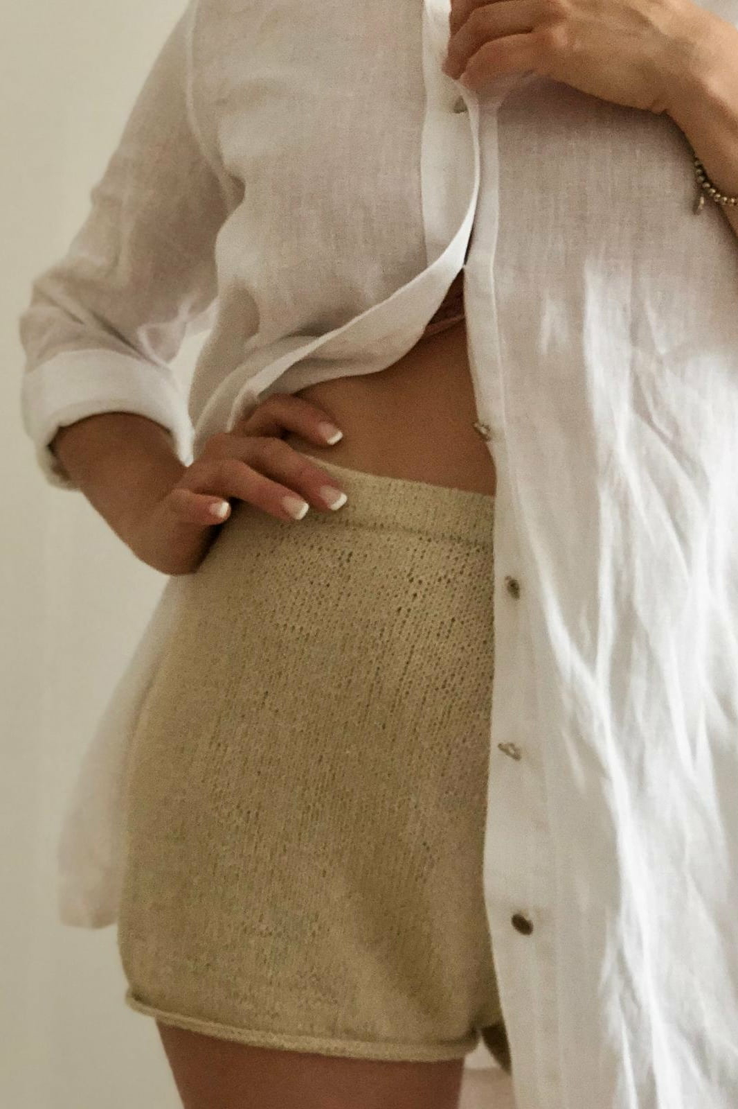 Бежевые льняные шорты в бохо стиле