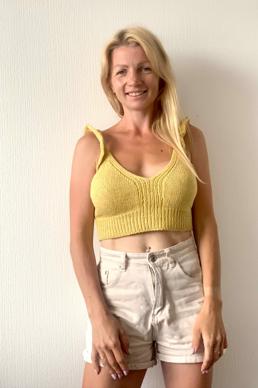 Женщина в жёлтом хлопковом кроп-топе с воланами — романтичный образ