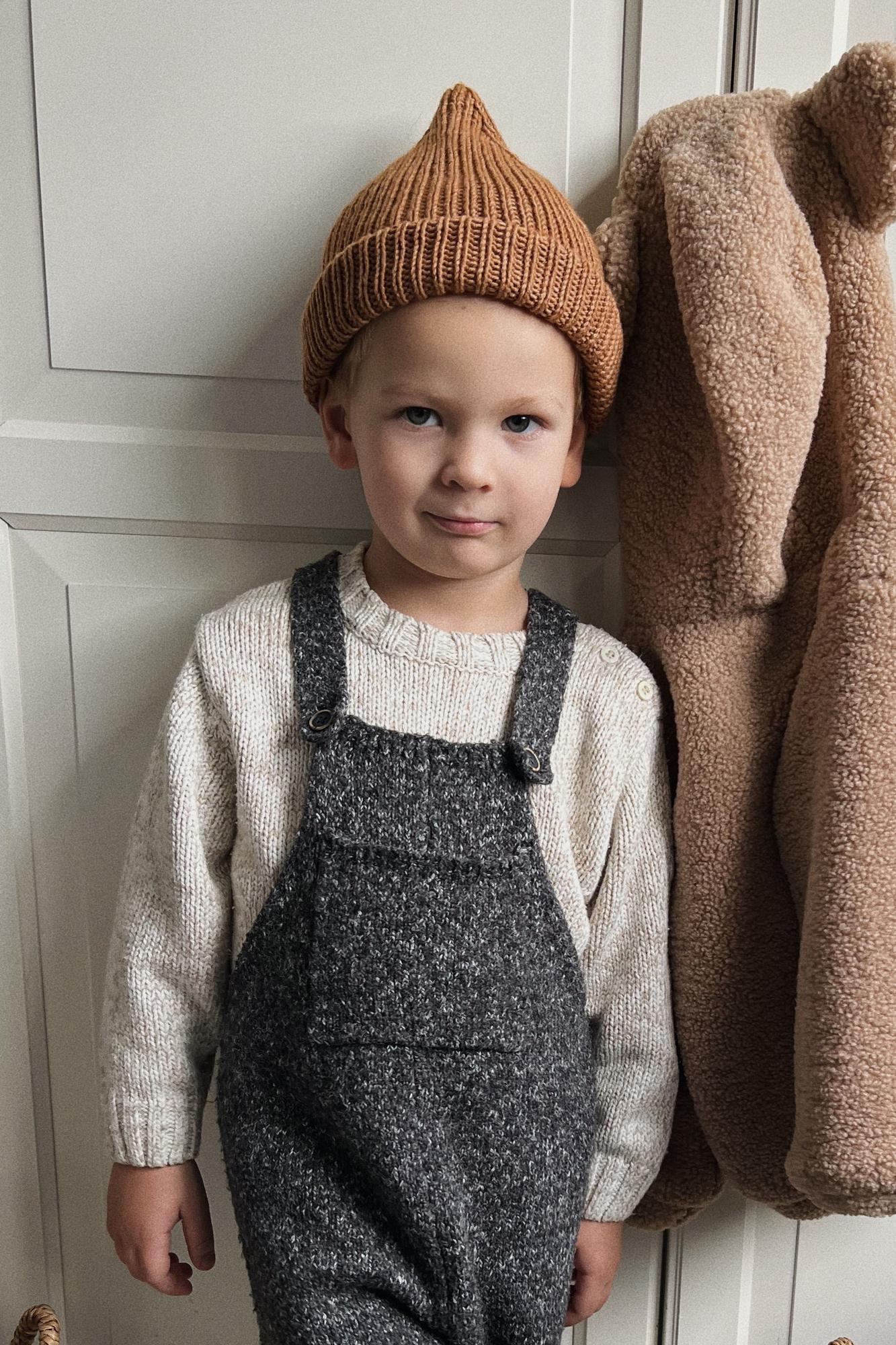 Шапка «Луковка» бежевого цвета на модели — вид спереди