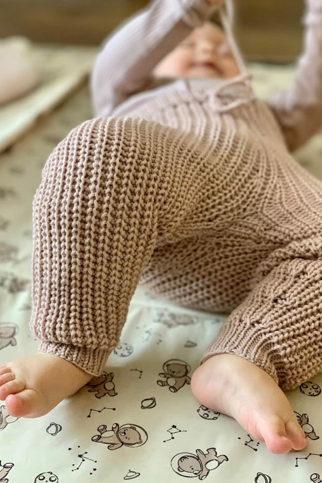 Штанишки Cozy бежевого цвета на малыше 6–12 мес — вид спереди