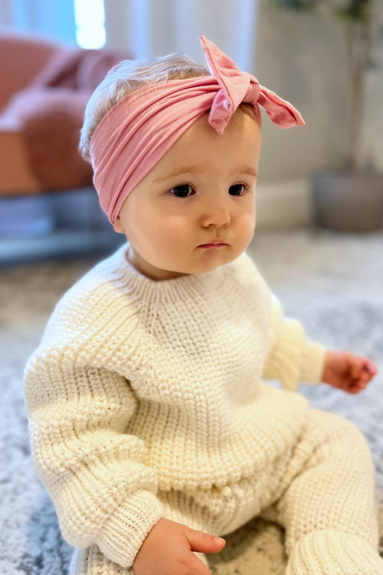 Малышка в свитере и штанишках в комплекте