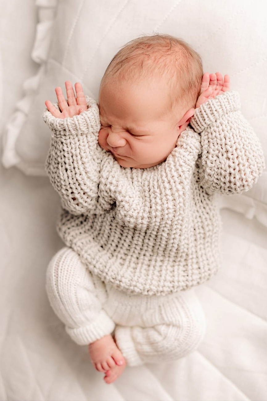 Детский свитер Cozy Mini светло-серого цвета на ребёнке 1 года — вид спереди