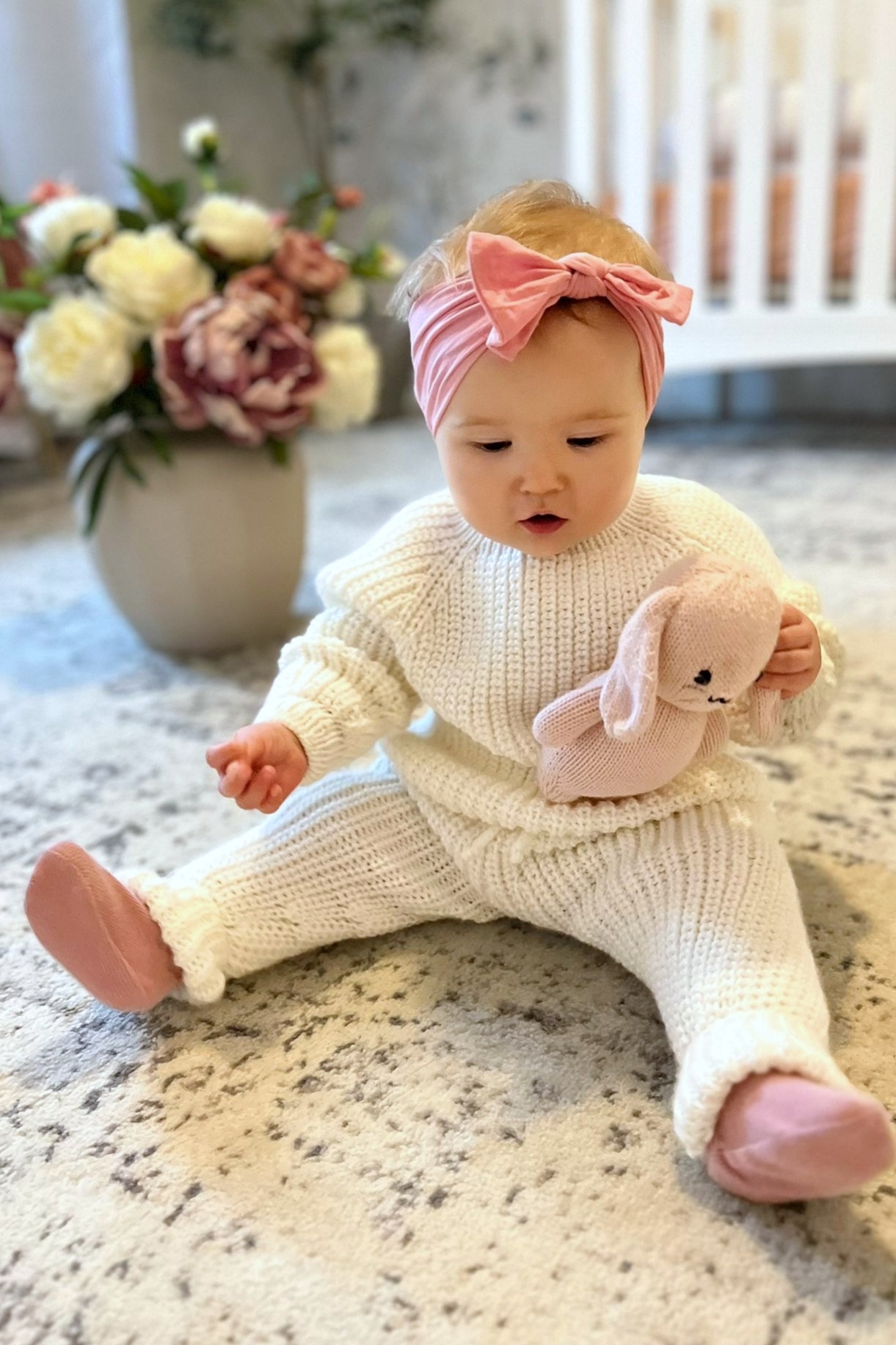 Детский комплект Cozy Mini — свитер и штанишки кремового оттенка на малыше 6–12 мес