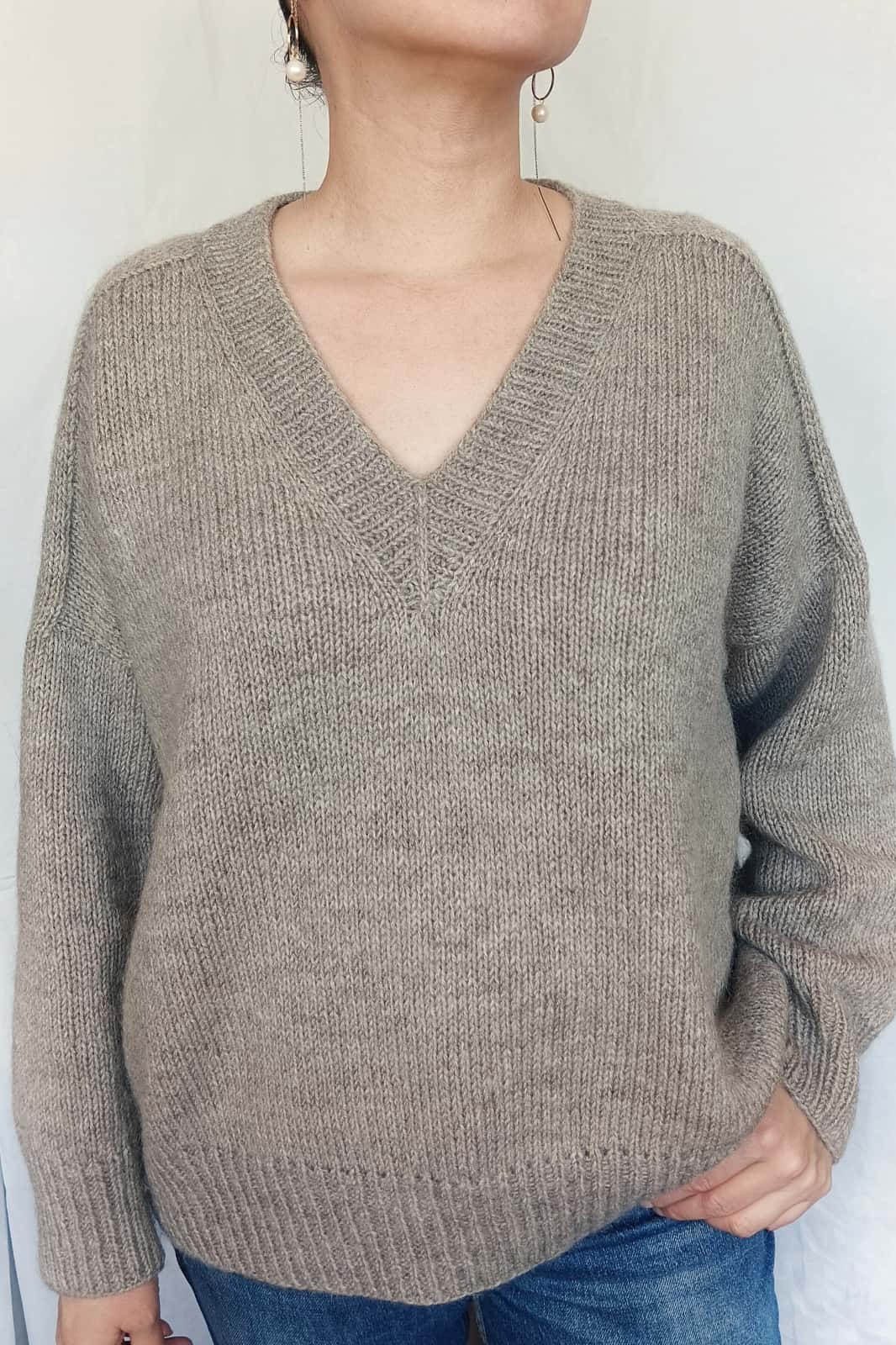 Джемпер бежевого цвета, вид спереди