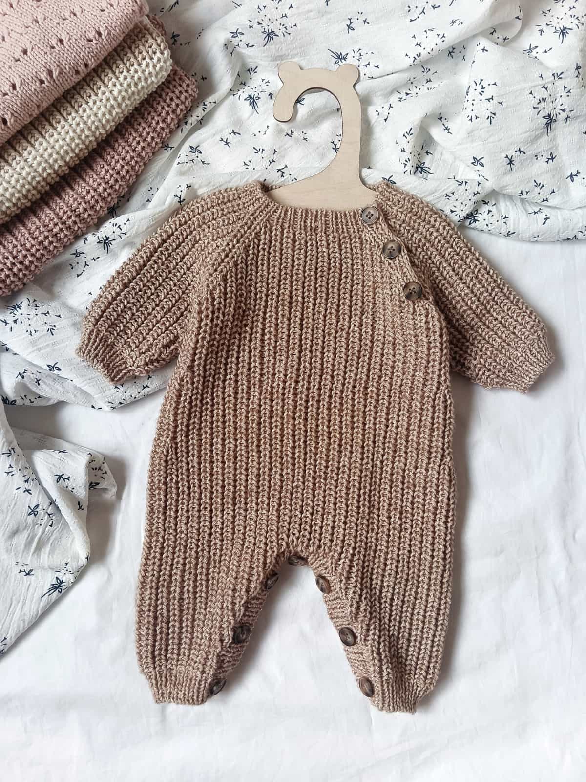 Комбинезон Cozy Mini — детский комбинезон спицами (PDF-описание)