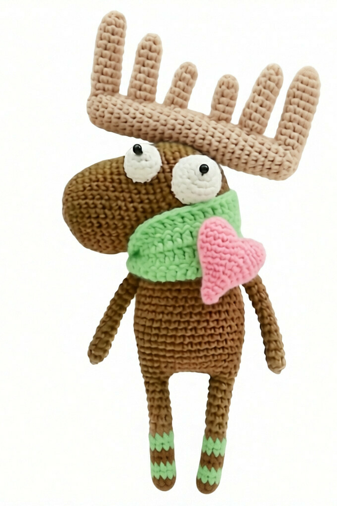 Влюблённый Лось общий вид — игрушка крючком с сердечком.