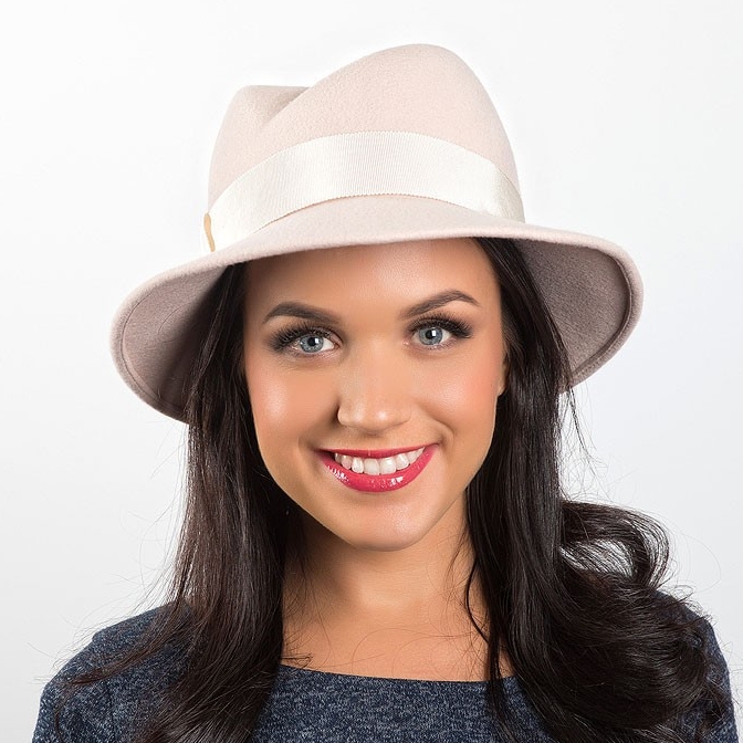 купить женскую молочную шляпу с полями, купиь весеннюю шляпу в москве, купить шляпу из фетра на весну, дизайнерская шляпа, Анна Андриенко, осенняя шляпа, зимняя шляпа