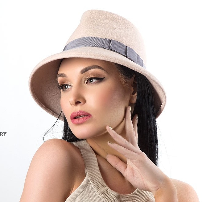 купить шляпу в питере, стильна шляпа, головной убор, светлая шляпа в москве, женский головной убор, шляпа из фетра, осеняя шляпка, зимняя шляпка, шляпка на осень, ретро шляпа, классическая шляпа, женская шляпа, трилби, шляпа трилби, федора, шляпа федора, Анна Андриенко, молочная шляпа, белая шляпа