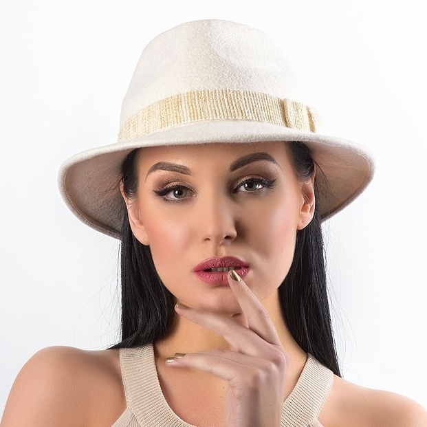 купить шляпу в питере, стильна шляпа, головной убор, светлая шляпа в москве, женский головной убор, шляпа из фетра, осеняя шляпка, зимняя шляпка, шляпка на осень, ретро шляпа, классическая шляпа, женская шляпа, трилби, шляпа трилби, федора, шляпа федора, Анна Андриенко, молочная шляпа, белая шляпа