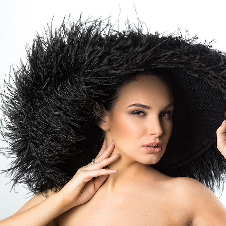 черная широкополая шляпа для скачек, шляпа из перьев страуса, шляпа от дизайнера Анна Андриенко, шляпа для фотосессии, необычная шляпа, красивая черная шляпа, купить шляпу в Питере, купить шляпу в Москве