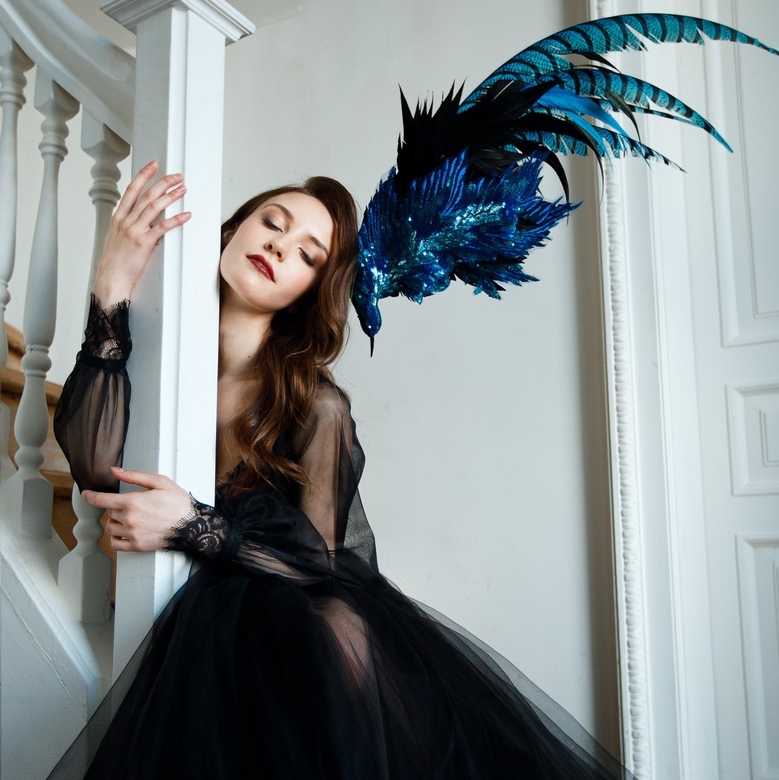 шляпа в виде птицы, синяя шляпка для скачек, купить шляпку дя фотосессии москва, необычная шляпка, купить шляпку для скачек синюю в пирере, дизайнерская шляпка Анна Андриенко