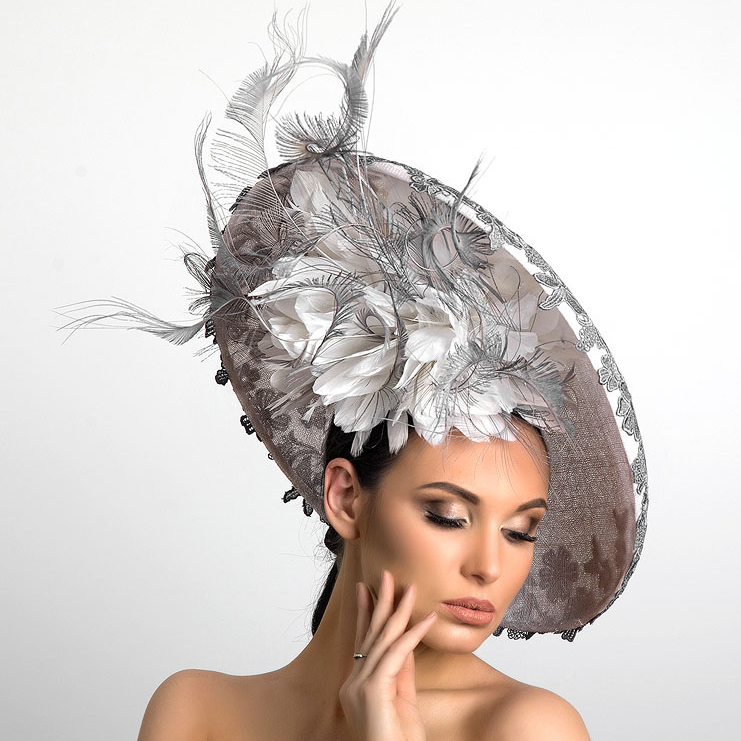 купить белую шляпу с перьями для скачек, белая шляпа с серым кружевом, купить свадебную шляпку в Питере, купить свадебную шляпку в Москве, Анна Андриенко, шляпка для свадьбы