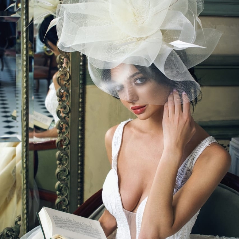 купить шляпку для свадьбы цвета айвори, купить белую шляпку для скачек, дизайнерская шляпка, Анна Андриенко, купить шляпку для праздника белого цвета