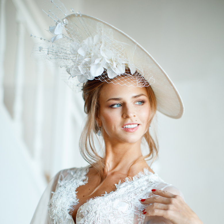 купить шляпку для свадьбы цвета айвори, купить белую шляпку для скачек, дизайнерская шляпка, Анна Андриенко, купить шляпку для праздника белого цвета