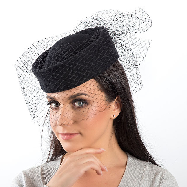 купить черную шляпку таблетку из фетра с вуалью, маленькая черная женская шляпка, дизайнерская шляпка, Анна Андриенко