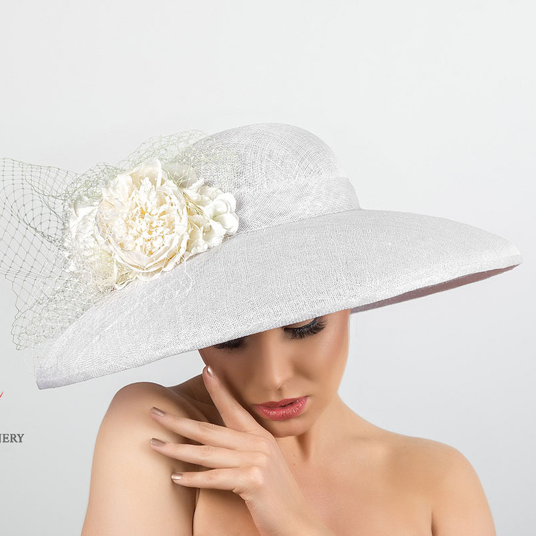 купить белую широкополую шляпу для свадьбы, шляпка с вуалью для девушки, шляпка для скачек купить в Москве, дизайнерская шляпка Анна Андриенко, шляпа белая с большими полями для отдыха, вечерняя шляпа, летняя шляпа, светская шляпа купить спб
