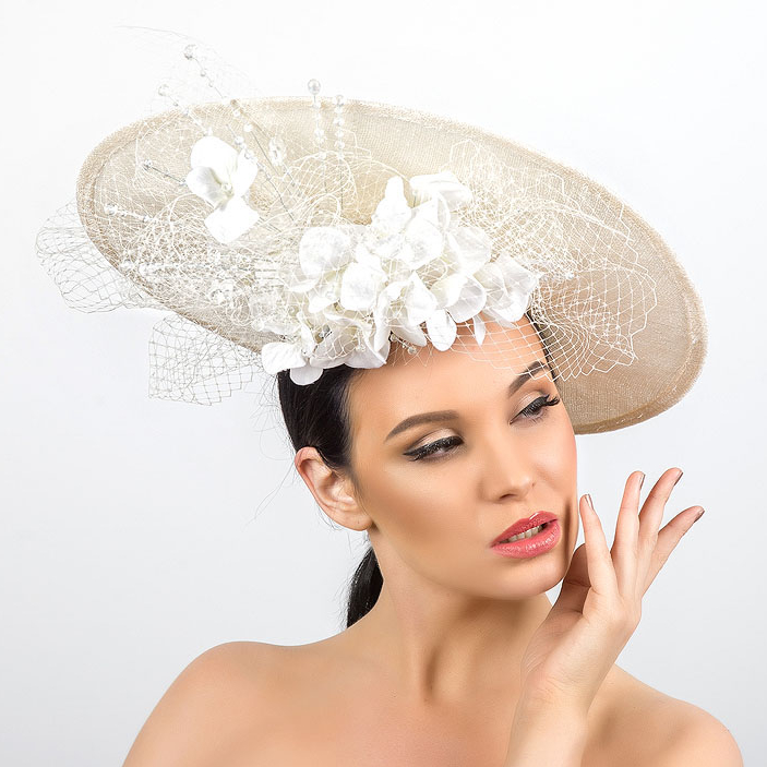 купить шляпку для свадьбы цвета айвори, купить белую шляпку для скачек, дизайнерская шляпка, Анна Андриенко, купить шляпку для праздника белого цвета