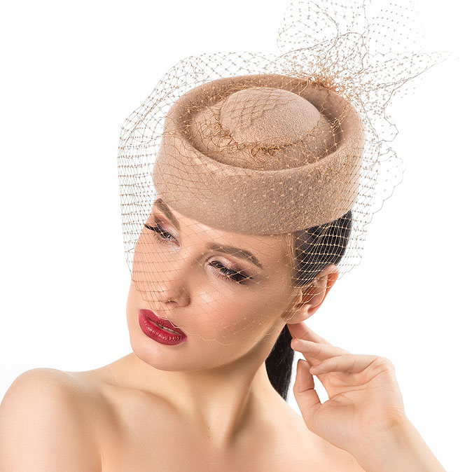 купить бежевую шляпку таблетку из фетра с вуалью, маленькая бежевая женская шляпка, дизайнерская шляпка, Анна Андриенко