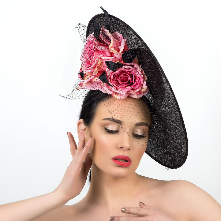 Черная дизайнерская шляпка для скачек с цветами, купить шляпку в Москве, купить черную шляпку в Питере, статусная шляпка, шляпка для фотосессии, вечерняя шляпка, дизайнерская шляпка, Анна Андриенко