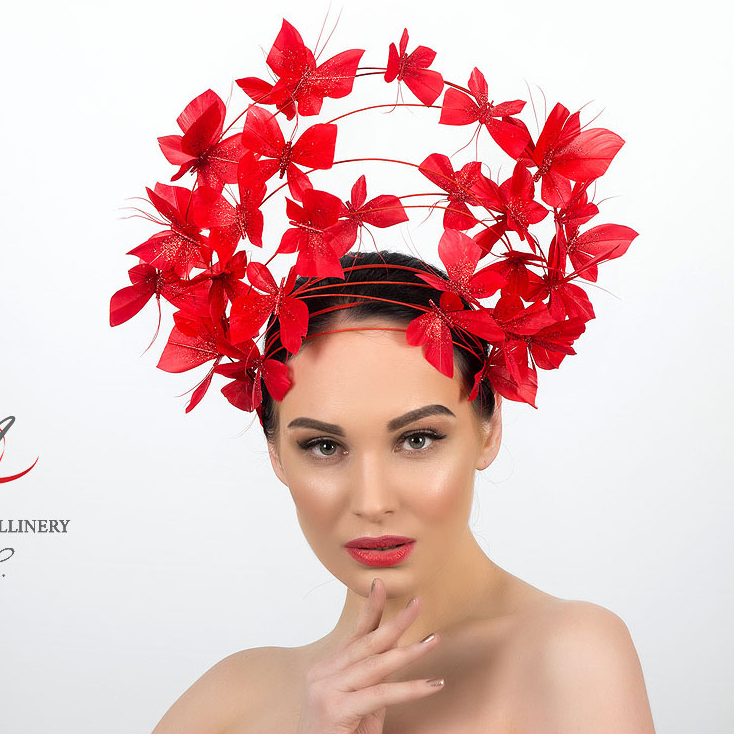 шляпа, красная вечерняя шляпка, необычная шляпа, шляпа для скачек, бабочки, бабочка, шляпа для фотосессии, шляпа для праздника, шляпа для сцены, кокошник, корона, головной убор, дизайнерская шляпа