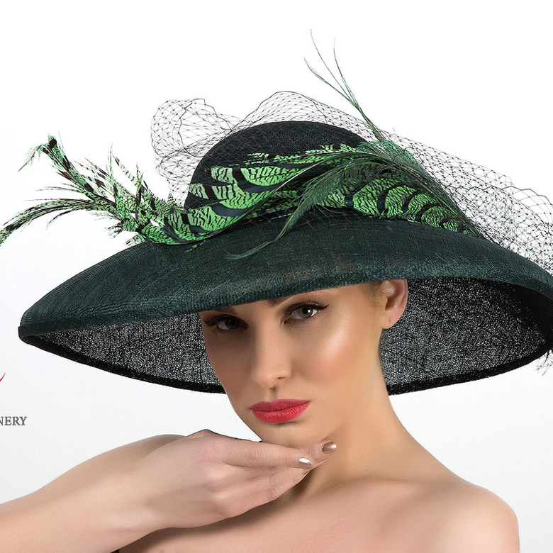 купить зеленую шляпу для скачек, купить широкополую шляпу из синамей, вечерняя шляпа с перьями, статусная шляпа, шляпа для выступления, шляпа для показа, женская шляпа с перьями, купить черную шляпу в Москве, купить зеленую вечернюю шляпу в санкт-петербурге, купить дизайнерскую шляпу, Анна Андриенко
