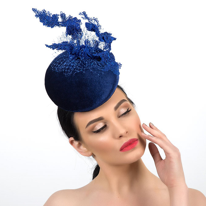 купить синюю шляпку для скачек, синяя женская шляпка с вуалью, купить вечернюю шляпку в Москве, купить шляпку для фотосессии в питере, синяя шляпка с вуалью, шляпка с цветами, шляпка для показа, статусная шляпка, шляпка для праздника, черная дизайнерская шляпка, Анна Андриенко