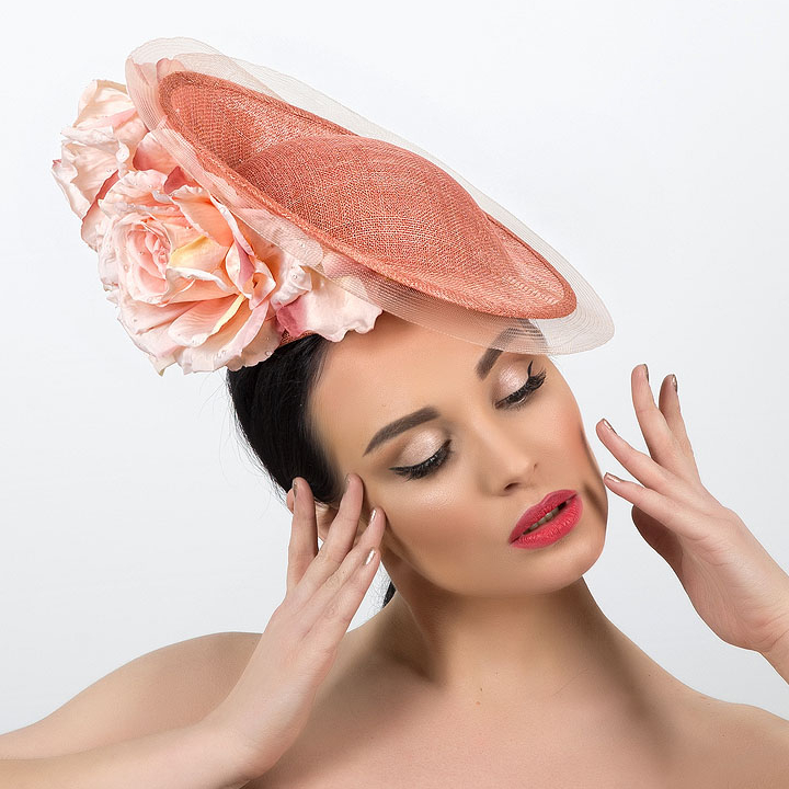 персиковая дизайнерская шляпка для скачек с цветами, купить шляпку в Москве, купить кремовую шляпку в Питере, статусная шляпка, шляпка для фотосессии, вечерняя шляпка, дизайнерская шляпка, Анна Андриенко, свадебная шляпка