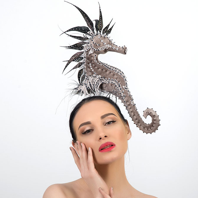 Дизайнерская шляпка от Анны Андриенко, эксклюзивная шляпка ручной работы, шляпка для скачек, эксклюзивная вечерняя шляпка, необычная шляпка, серая шляпка