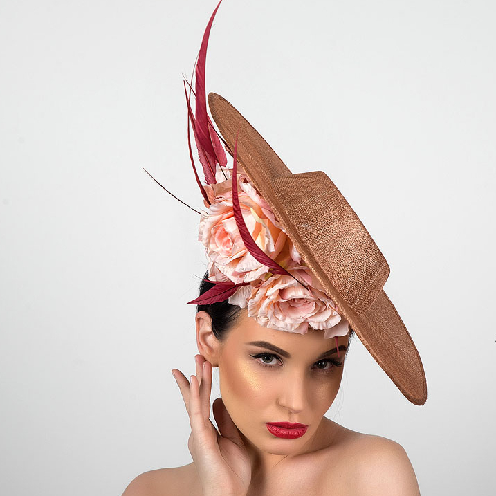 бежевая дизайнерская шляпка для скачек с цветами, купить шляпку в Москве, купить кремовую шляпку в Питере, статусная шляпка, шляпка для фотосессии, вечерняя шляпка, дизайнерская шляпка, Анна Андриенко, свадебная шляпка
