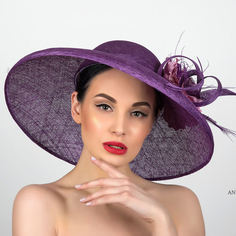 купить сиреневую шляпу для скачек, купить широкополую шляпу из синамей, вечерняя шляпа с цветами, статусная шляпа, шляпа для выступления, шляпа для показа, женская шляпа с перьями, купить фиолетовую шляпу в Москве, купить сиреневую вечернюю шляпу в санкт-петербурге, купить дизайнерскую шляпу, Анна Андриенко