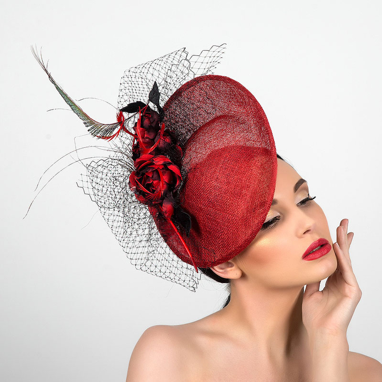 красная шляпа для скачек, купить шляпку, шляпка с перьями, красная шляпка, вечерняя шляпка, дамская шляпка, женская шляпка, шляпка для скачек, шляпка для свадьбы, элегантная шляпка, шляпка для фотосессии, шляпка из синамей, летняя шляпка, эксклюзивная шляпка, дизайнерская шляпка, Анна Андриенко