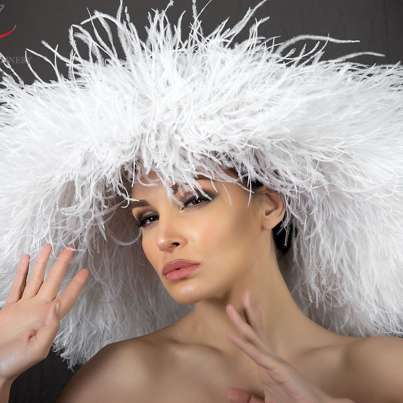белая широкополая шляпа для скачек, шляпа из перьев страуса, шляпа от дизайнера Анна Андриенко, шляпа для фотосессии, необычная шляпа, красивая белая шляпа, купить шляпу в Питере, купить шляпу в Москве