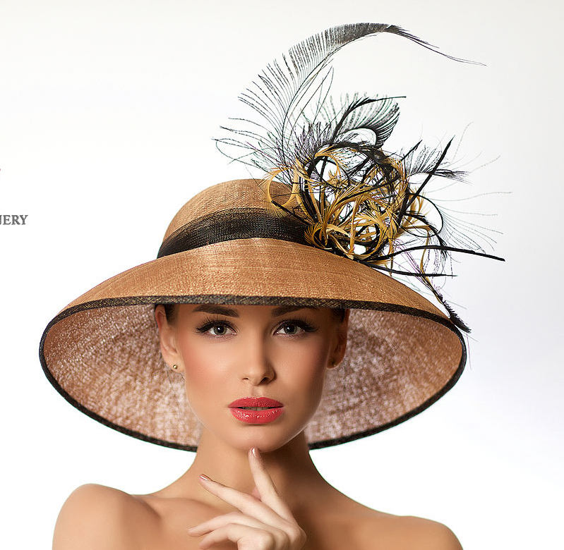 купить бежевую шляпу, шляпа, широкополая шляпа, шляпа с перьями, шляпа с черным декором, женская шляпа, шляпа из синамей, шляпа из соломки, летняя шляпа, пляжная шляпа, шляпа для свадьбы, шляпа для скачек, шляпа для праздника, шляпа для фотосессии, шляпа для светского мероприятия, эксклюзивная шляпа, дизайнерская шляпа, шляпа Анна Андриенко, шляпа ручной работы, изготовление шляпы на заказ