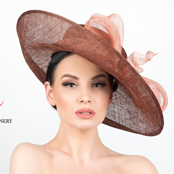 купить широкополую шляпу женскую, шляпа из синамей, коричневая шляпка с полями, шляпки +для скачек купить +в москве, шляпа +с бантом, дизайнерские женские шляпки, купить летнюю шляпу женскую, эксклюзивные шляпки Анна Андриенко спб