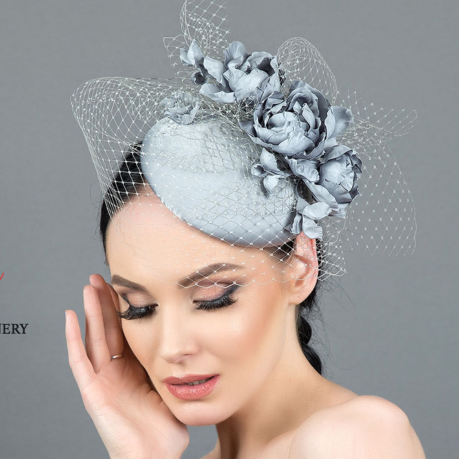 купить серую шляпку +с вуалью, шляпка +для скачек, женские шляпки спб, дизайнерские шляпки Анна Андриенко, свадебные шляпки вуалетки, шляпки питер, вечерние шляпки купить +в москве