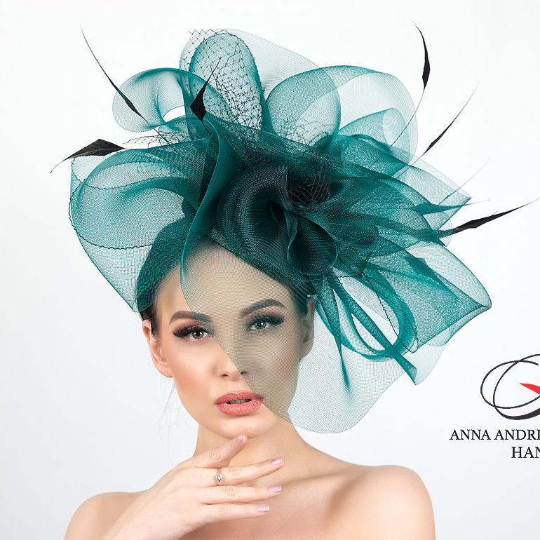 купить зеленую шляпку для скачек,  зеленая женская шляпка с вуалью, купить вечернюю шляпку в Москве, купить шляпку для фотосессии в питере, изумрудная  шляпка с вуалью, шляпка с цветами, шляпка для показа, статусная шляпка, шляпка для праздника, черная дизайнерская шляпка, Анна Андриенко