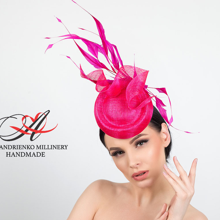 шляпка таблетка +с перьями, купить шляпку +для скачек, фуксия шляпка купить, женские вечерние шляпки, дизайнерские шляпки Анна Андриенко, фуксия шляпка таблетка с перьями, шляпки женские купить +в москве