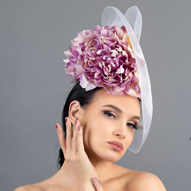шляпка для скачек, вечерние шляпки купить +в москве, белая свадебная шляпка с цветами, свадебные шляпки +для невесты, купить белую шляпку +с вуалью, шляпки вечерние спб,  шляпки женские купить +в москве дизайнерские, красивые шляпки Анна Андриенко,