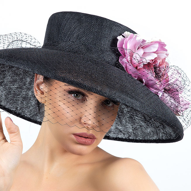 купить черную широкополую шляпу для скачек, купить вечернюю шляпу в Москве, купить дизайнерскую шляпу в Питере, Анна Андриенко, шляпа с асимметричной тульей, шляпа с перьями для фотосессии, шляпа для праздника и для свадьбы, шляпа для светского мероприятия,